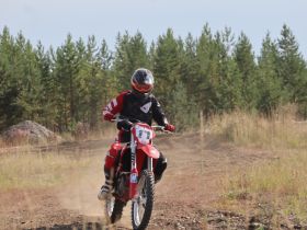 В Кысыл-Сыре прошли соревнования по мотокроссу