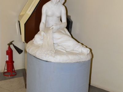 Статуя "Девушка со льном"