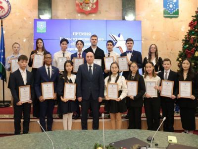 Лучшие школьники награждены премией «Время достойных»