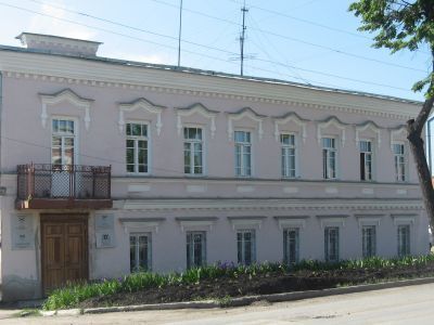 Здание, в котором в 1918 г. проходили первые заседания Ирбитского уездного исполнительного комитета Совета рабочих, крестьянских и солдатских депутатов, помещалась чрезвычайная комиссия Уралоблсовета