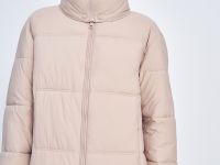 Утепленное пальто прямого кроя с капюшоном