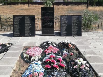 Братская могила советских воинов, погибших в период Сталинградской битвы