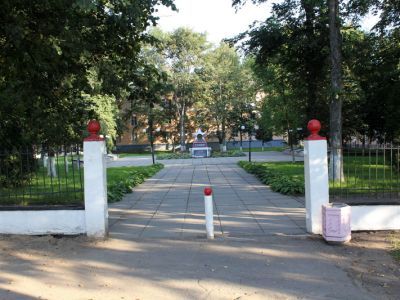 Братское захоронение советских воинов, погибших в 1941-44 гг.; среди погибших - Герой Советского Союза Кетиладце С.П. (1910-1942), генералы Советской Армии: Болотников Н.А., Кичкайлов А.В., Пепелев М.Ф. и бригадный комиссар Овчаренко В.А., погибшие в годы