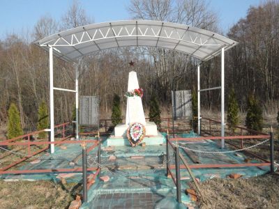 Братская могила советских воинов, погибших в борьбе с фашистами