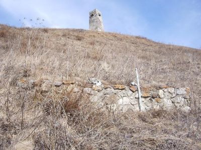 Склеп полуподземный с гладкой фасадной стеной 25