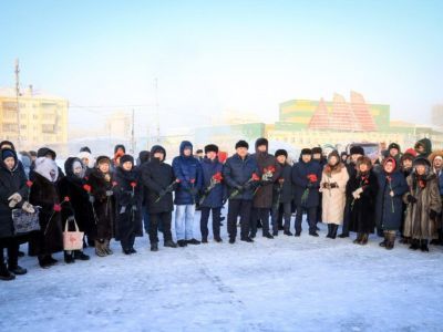 В Якутске возложили цветы в честь 81-летия полного освобождения Ленинграда от фашистской блокады