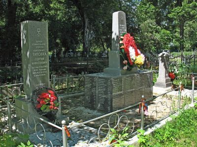 Братское захоронение советских воинов и партизан, погибших в 1941-44 гг.; рядом захоронен Герой Советского Союза летчик Титовка Сергей Алексеевич (1919-1941)
