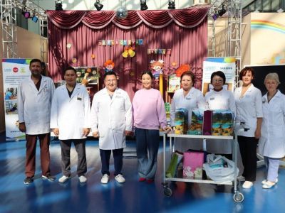 Волонтеры АЭБ подарили сертификаты первоклассникам в книжный магазин