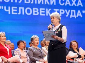 Айсен Николаев наградил 50 якутян премией «Человек труда»