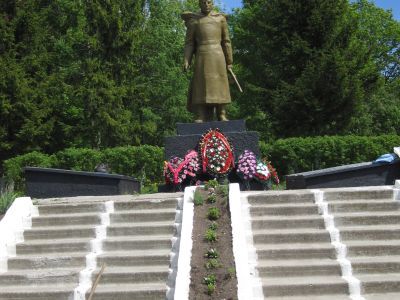 Братская могила советских воинов, погибших в боях с фашистами