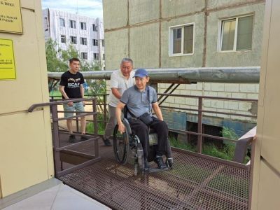 Активисты «Единой России» проверили доступность городской среды для маломобильных категорий якутян