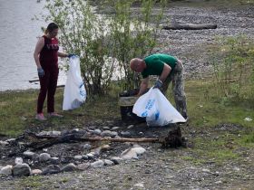 На берегу Восточной Хандыги собрали 12 мешков мусора