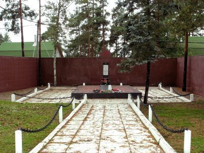 Братское захоронение советских воинов, погибших в 1939-40 и в 1941-44 гг.