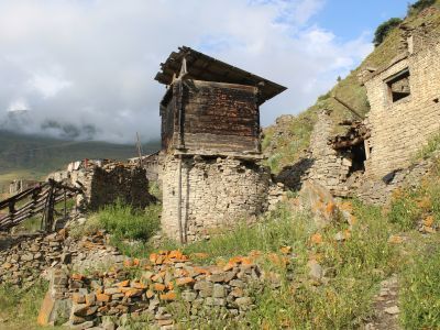 Две башни-круглая и квадратная