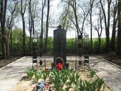 Братская могила советских воинов, погибших в период Сталинградской битвы