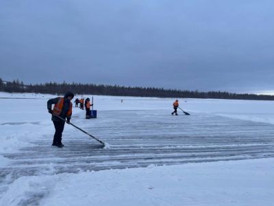 На арктических автозимниках ведутся работы по намораживанию льда