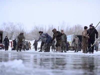 В Якутске провели субботник по заготовке льда для семей участников СВО