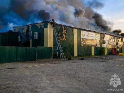 Магазин и складские помещения загорелись в Якутске