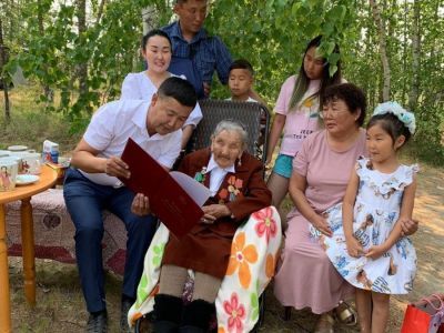 В Усть-Алданском улусе со 100-летием поздравили Ульяну Пестрякову