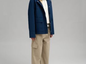 Ветровка с капюшоном свободного силуэта