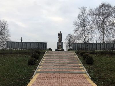 Братская могила советских воинов, погибших в боях с фашистскими захватчиками в 1941 г.