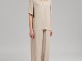 Свободная блузка с v-вырезом и воротником