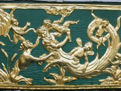 Барельеф "Похищение ребенка Тритоном"