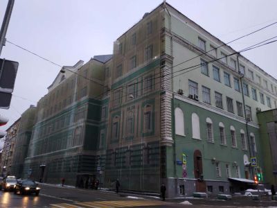 Городская усадьба П.И. Демидова-А.Б.Куракина, кон. XVIII в. - XIX в., архитекторы Р.Р. Казаков, Е.Д. Тюрин, Б.В. Фрейденберг. Здесь в 1836-1873 гг. размещался Константиновский Межевой институт, где бывал Ф.М.Достоевский; в 1873-1885 гг.-архив Министерства