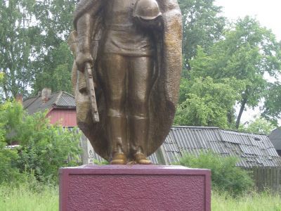 Братская могила 997 советских воинов и партизан, погибших в 1941-1943 гг. при освобождении района от немецко-фашистских захватчиков. Установлена скульптура