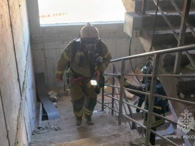 В Якутске прошли отборочные соревнования пожарных по скоростному подъему в многоэтажном доме