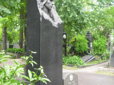 Могила - Зыков Юрий Николаевич (1922-1944), Герой Советского Союза