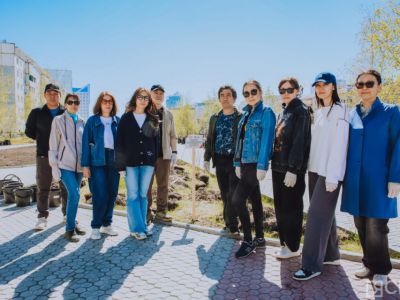 Коллектив Центра СПИД посадил деревья в мемориальном комплексе Якутска