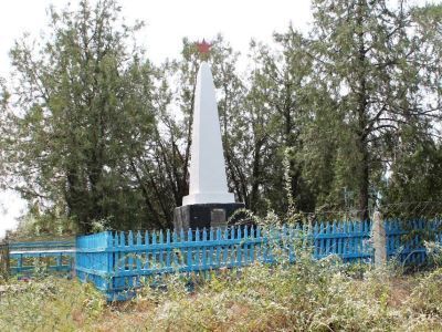 Братская могила советских воинов