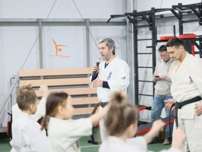 Хaид Мaнтaев провёл мaстер-клaсс по кaрaте-киокусинкaй для детей
