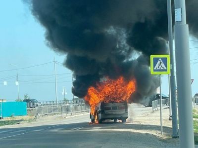 Фото и видео: в Мархе возле газовой заправки загорелась машина