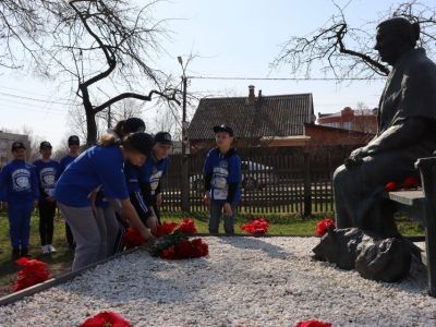Установленный благодаря Михаилу Николаеву памятник встречает гостей музея Юрия Гагарина