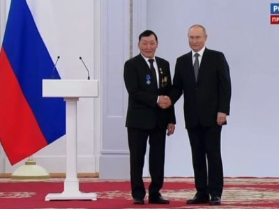 Путин вручил жителю Сунтарского улуса Якутии медаль «Герой Труда Российской Федерации»