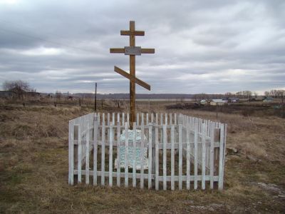Деревянная церковь 1905 года с характерным для "модерна" декором оконных проемов и "крылатыми" наличниками с хорошо сохранившимися основными объемами, ныне без использования