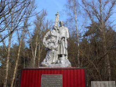 Братская могила воинов Советской Армии, погибших в период Великой Отечественной войны. Захоронено 186 человек, установлено фамилий на 170 человек. Скульптурная группа установлена в 1960 году