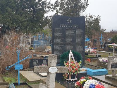 Памятник на братской могиле воинам, погибшим в Великой Отечественной войне