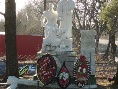 Воинское кладбище, где похоронены воины Советской Армии, погибшие в боях с немецко-фашистскими захватчиками в период Великой Отечественной войны за освобождение г. Чудово