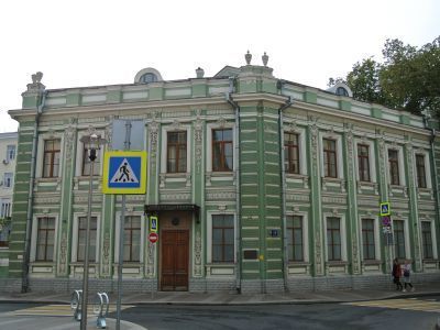 Городская усадьба А.Я.Павлова-Севрюговых, XIX в.-нач. XX в., архитекторы П.С.Кампиони, П.А.Дриттенпрейс, С.Г.Чернышев. Здесь с 1944 года располагалась Высшая дипломатическая школа (с 1974 года -  Дипломатическая Академия МИД СССР-РСФСР)