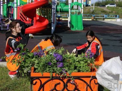 Подростки участвуют в озеленении Удачного