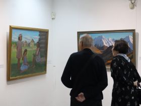 Живописец Федот Макаров подарил НХМ картины якутского снайпера и охотника