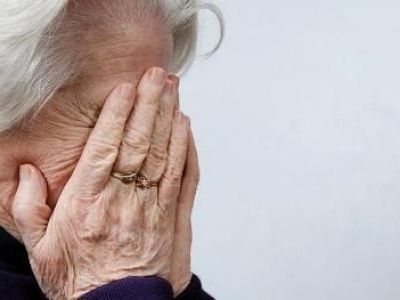 На те же грабли: 76-летняя жительница Мирного потеряла ещё 1,6 млн рублей