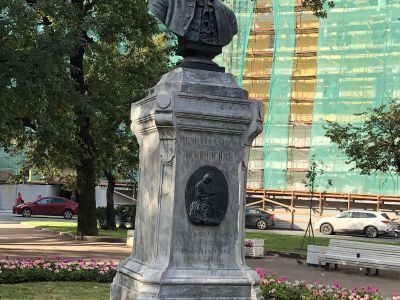 Памятник ученому Ломоносову М.В.