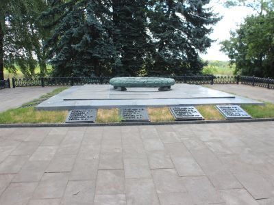 Братская могила советских воинов, погибших в боях с фашистскими захватчиками в 1943 году