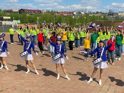 Юные патриоты лагеря труда и отдыха «Трудовой-2022» провели флешмоб и квест