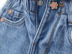 Джинсы с брелоком для маленькой девочки