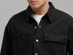 Джинсовая рубашка объемного кроя